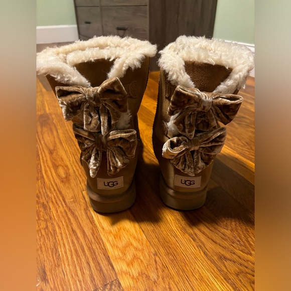 Like New! Woman’s Ugg Boots with Velvet Bows - Picture 6 of 7
